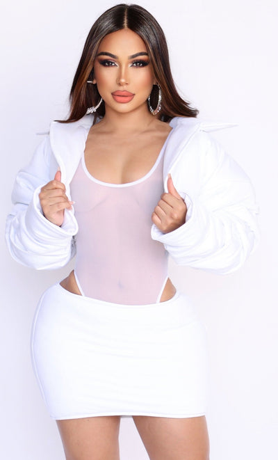 Model in Super Freek White three piece set